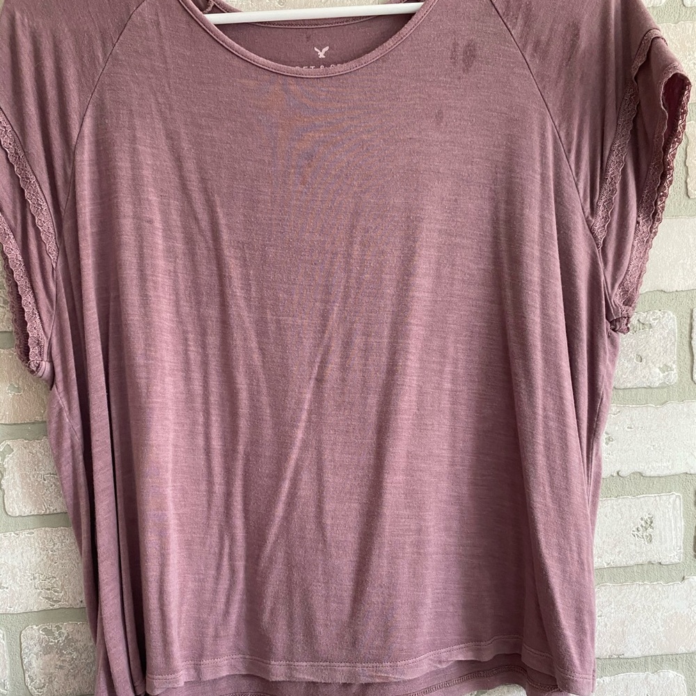 Mauve lace trim cropped american Eagle tee